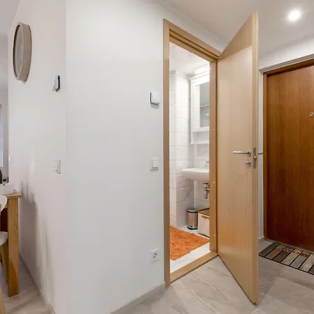 Center Parking Space شقة *